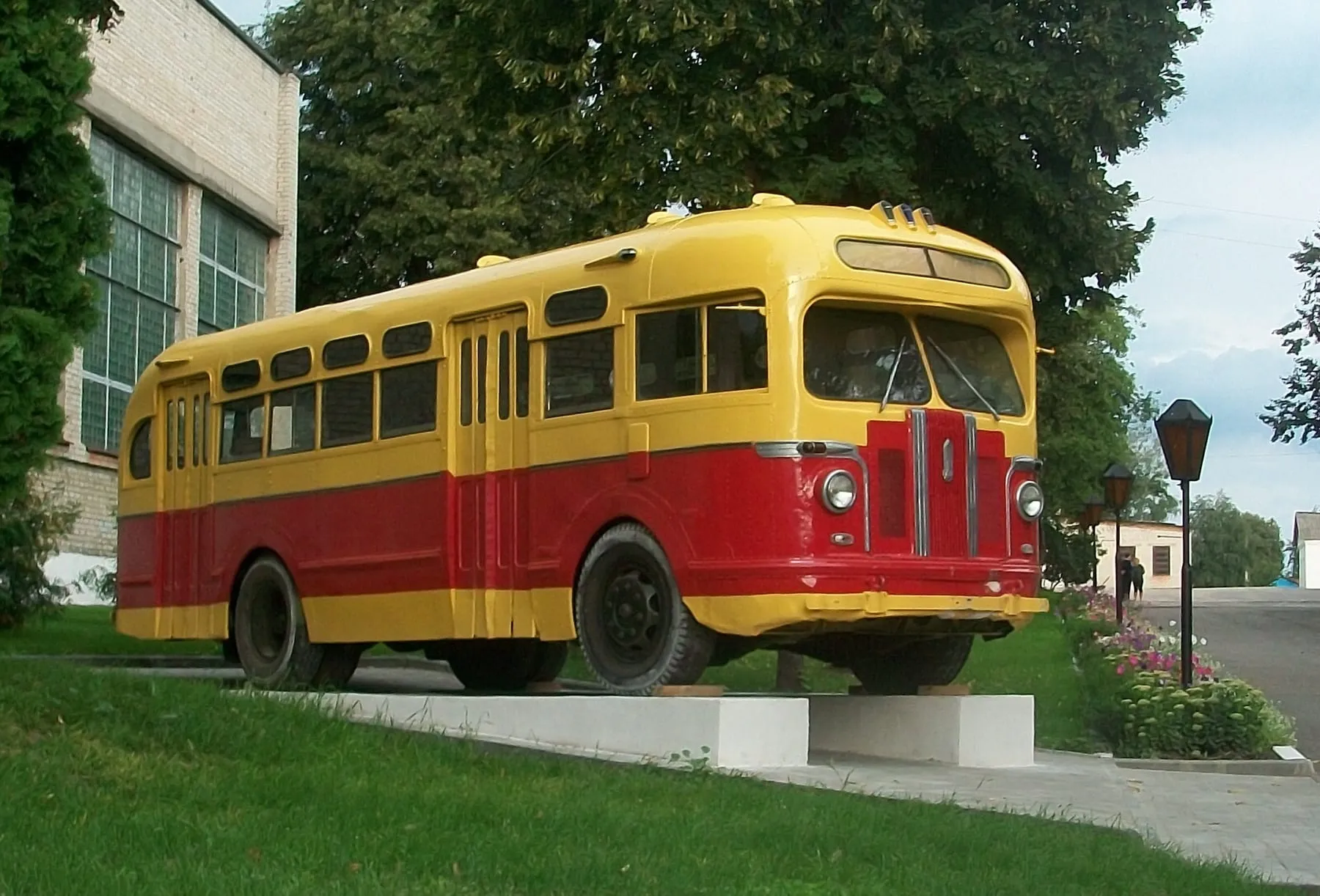 ЗИС-155 на территории Глуховского колледжа