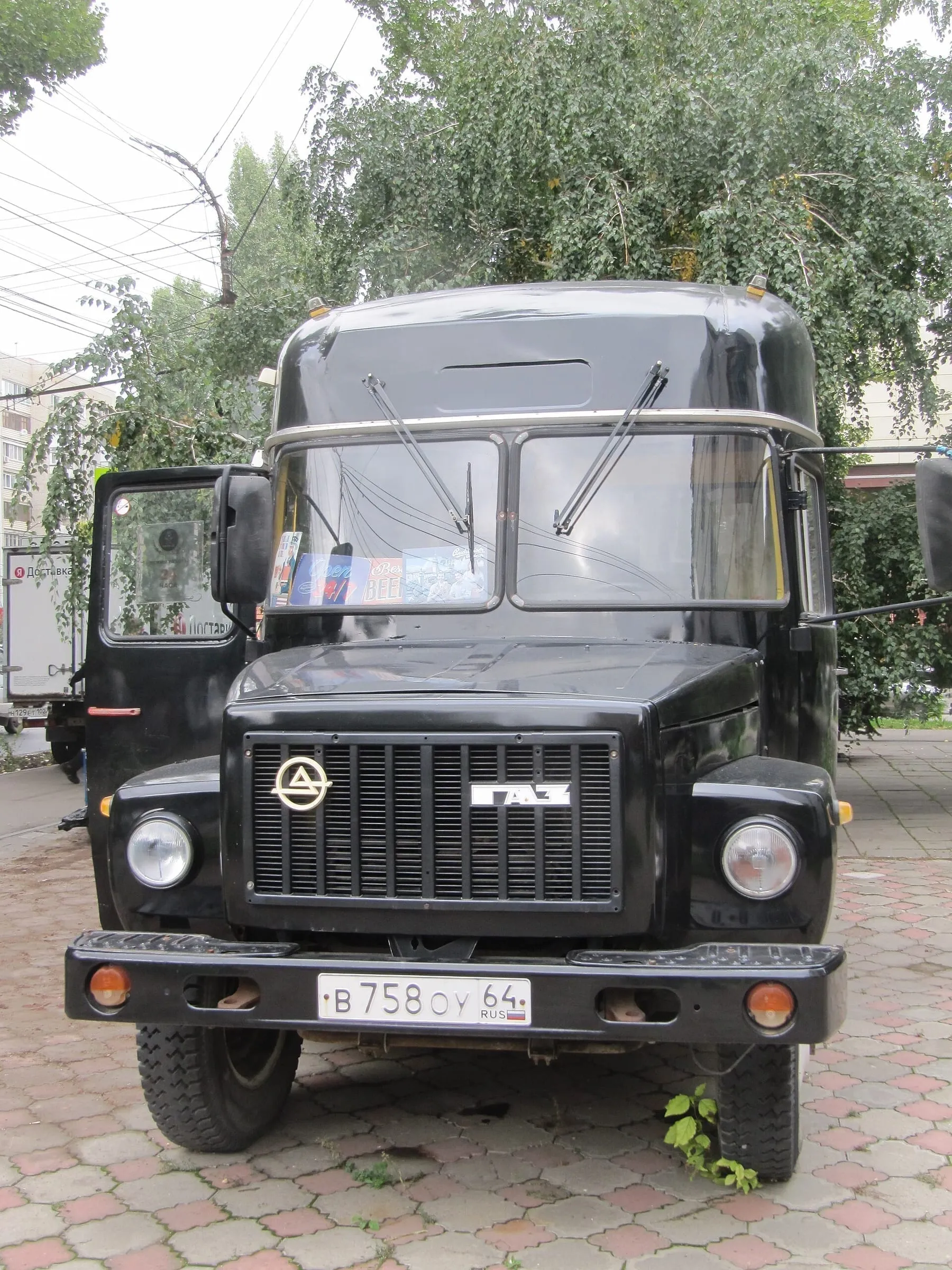 КАвЗ-3976 спереди: оперение целиком от ГАЗ-3307