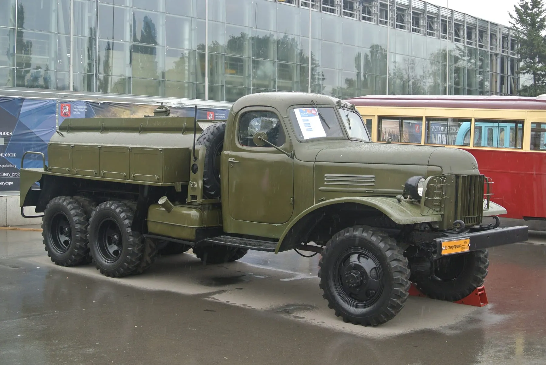 Автоцистерна АЦ-4-151 на шасси ЗИС-151 в экспозиции «Мосгортранса»