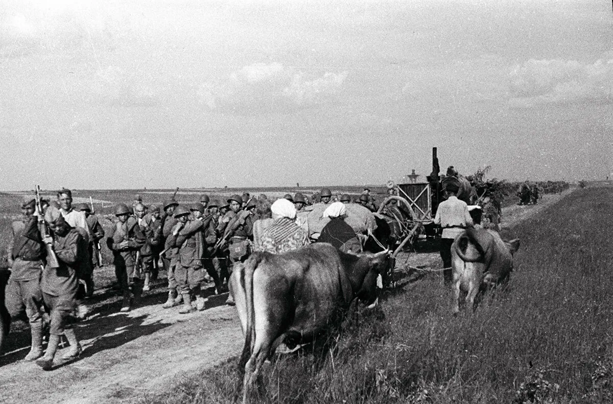 Бойцы Красной армии проходят мимо С-60 на дороге в Белоруссии
