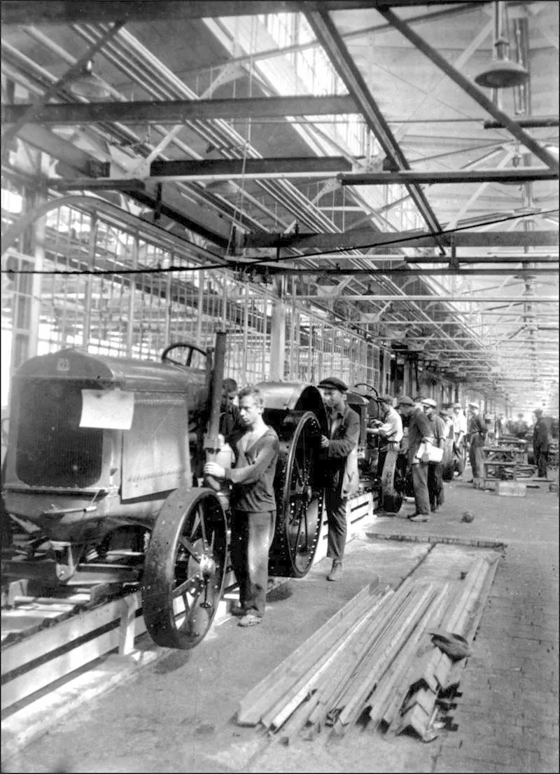 В цеху Сталинградского тракторного завода, 1930 год