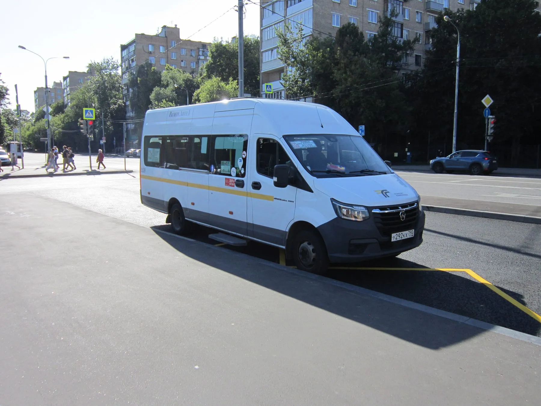 Маршрутный автобус ГАЗ-A65R52 на базе ГАЗели NN у метро «Речной вокзал» в Москве