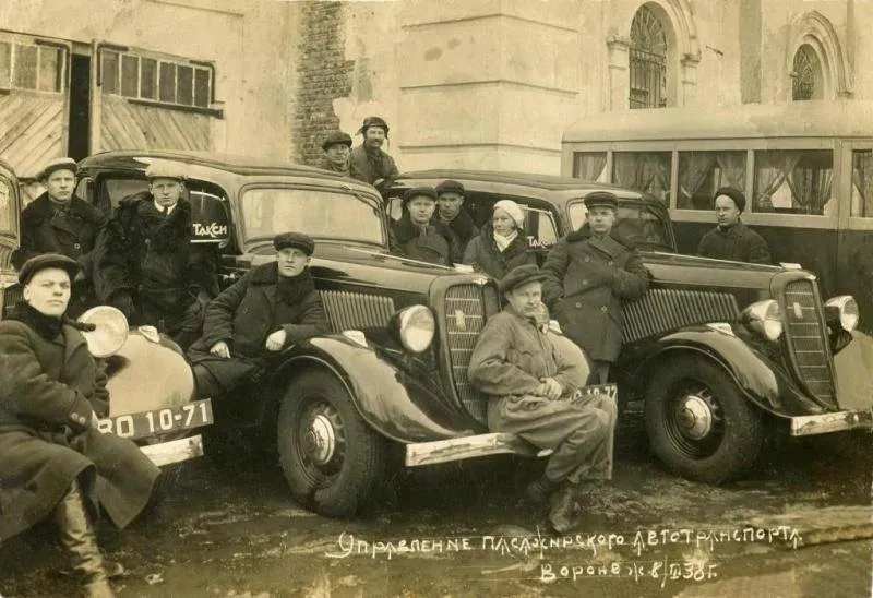 Машины воронежского таксопарка, 1938 год: на «эмках» видны фонари «Такси» над лобовым стеклом