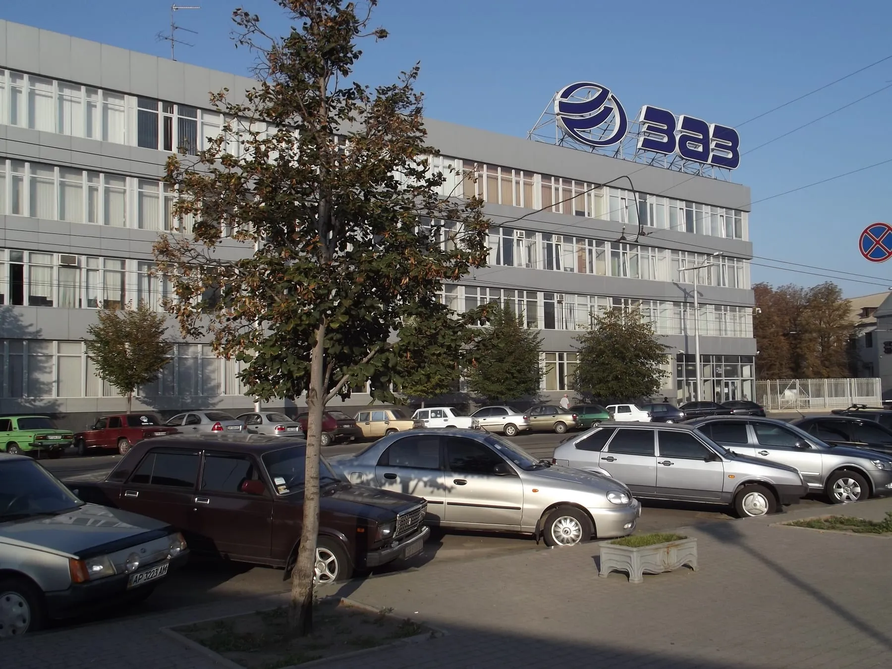 Заводоуправление ЗАЗа в Запорожье — то же предприятие, что когда-то делало комбайны «Коммунар»