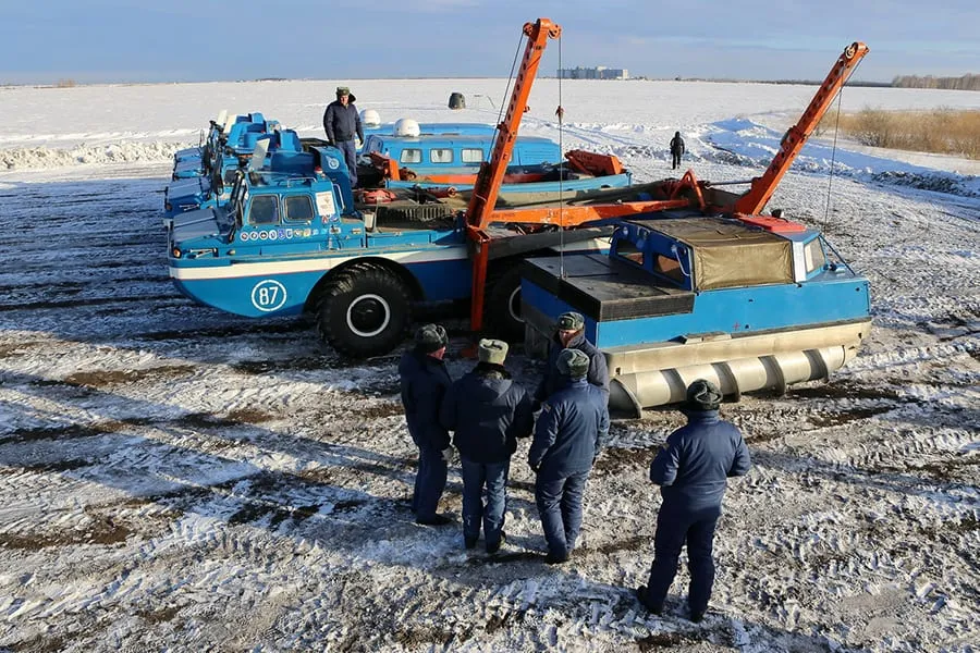 Комплекс 490 в сборе: пассажирская ЗИЛ-49061, грузовая ЗИЛ-4906 с поднятой крановой установкой и шнекороторный ЗИЛ-29061. Тренировка поисково-спасательного отряда ЦВО, Челябинская область, февраль 2015 года