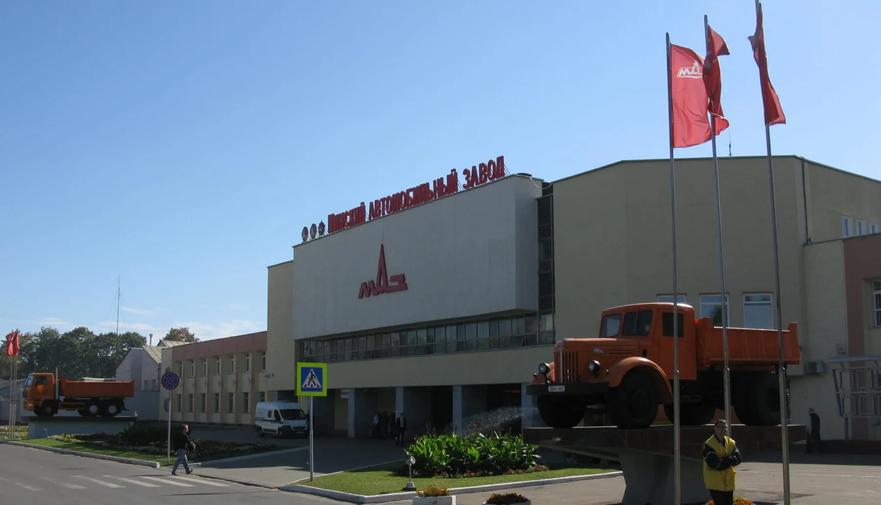 Проходная Минского автозавода: справа на постаменте — МАЗ-205