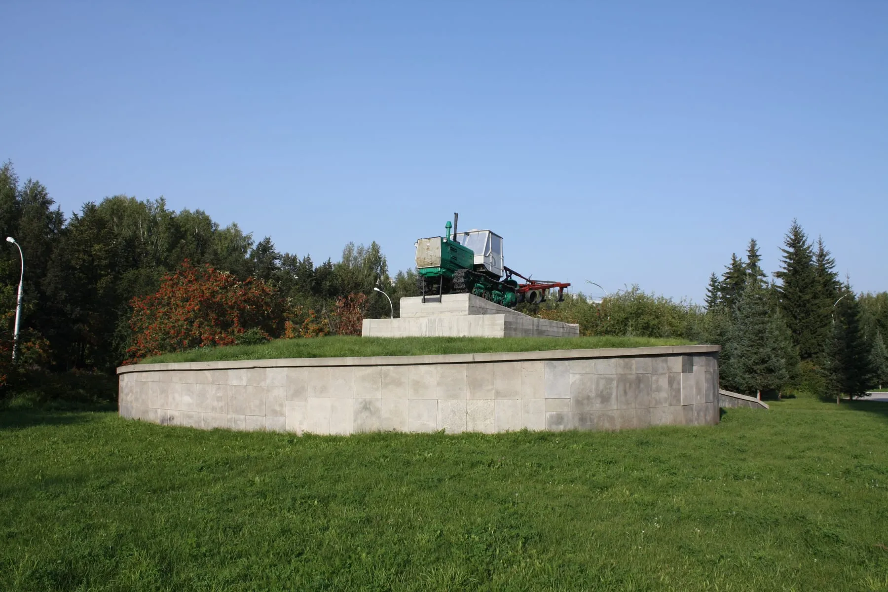Памятник трактору Т-150 в Краснообске Новосибирской области