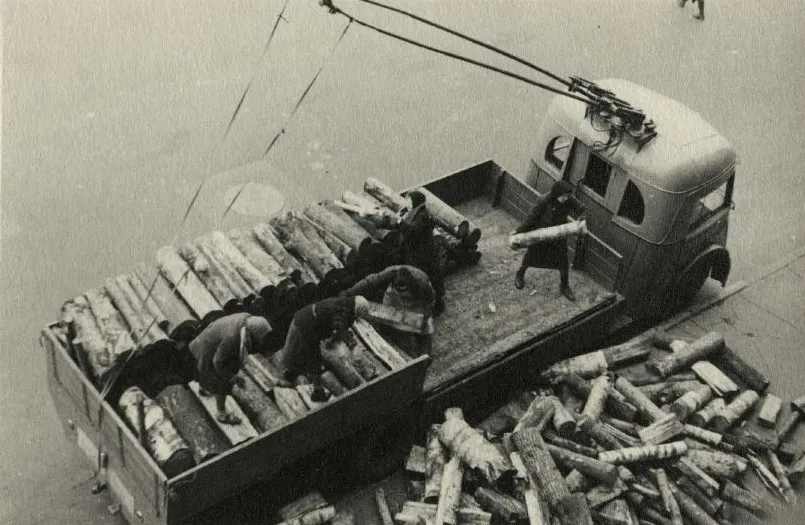 Грузовой троллейбус из ЯТБ разгружает дрова на улице Горького, 1942 год