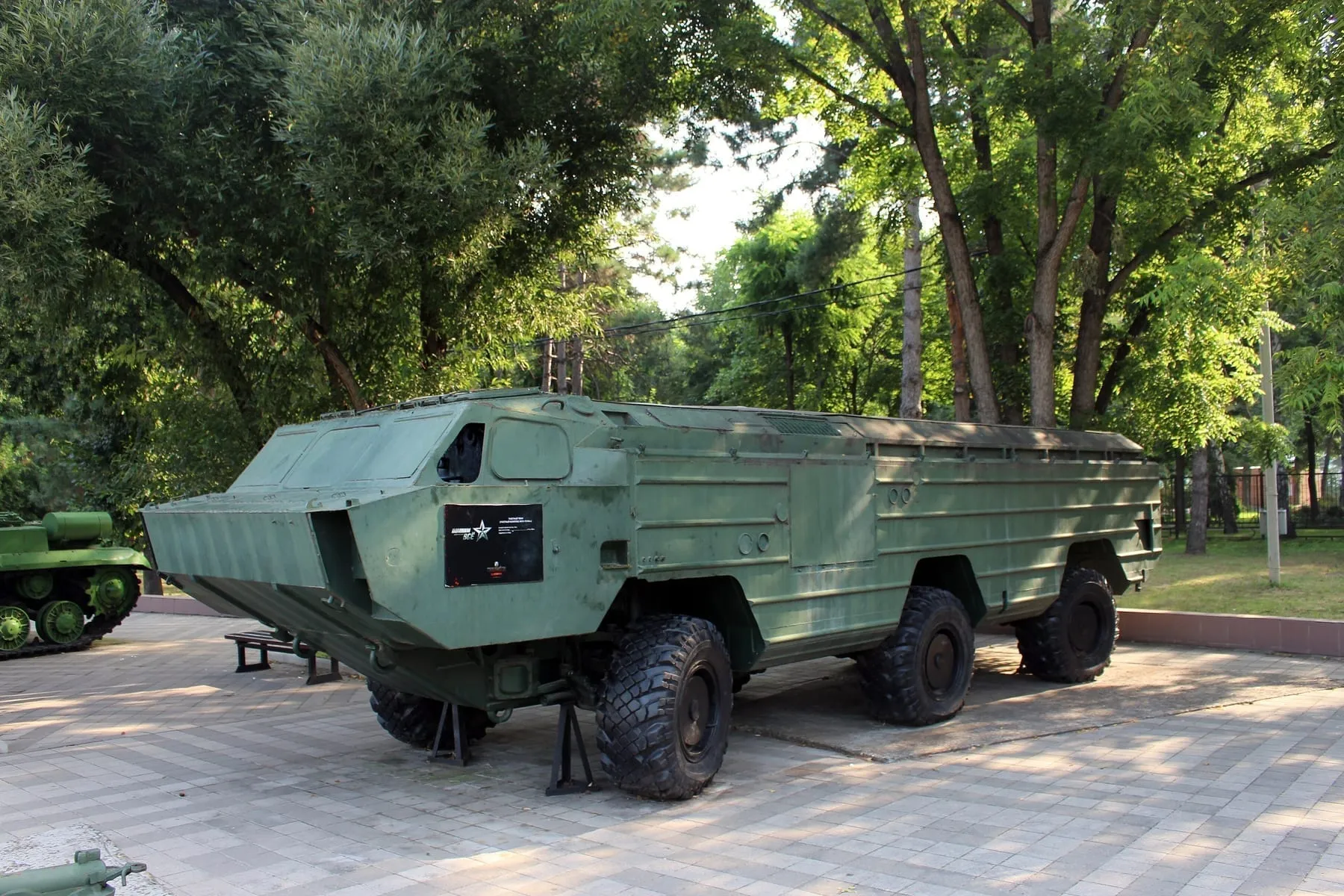Транспортно-заряжающая машина 9Т218-1 на шасси БАЗ-5922 в музее «Оружие Победы» в Краснодаре: укороченное отделение управления, большие окна и открытый кормовой отсек под тентом