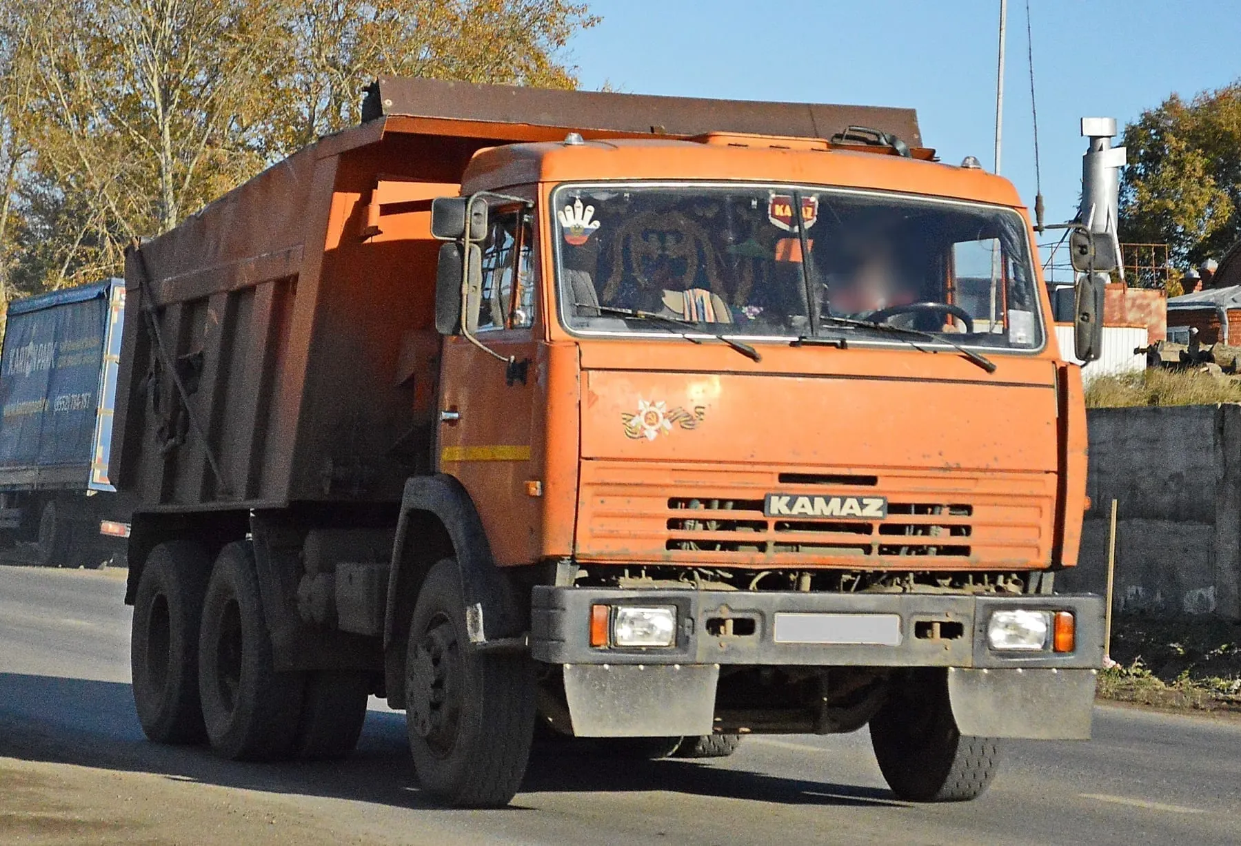 КамАЗ-65115 с кузовом ковшового типа и защитным козырьком над кабиной
