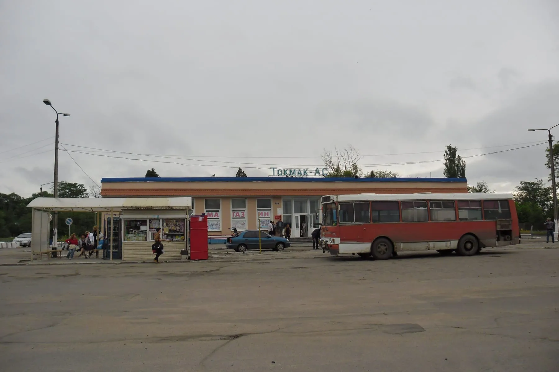 Машина семейства ЛАЗ-4202 на автостанции в Токмаке, 2012 год