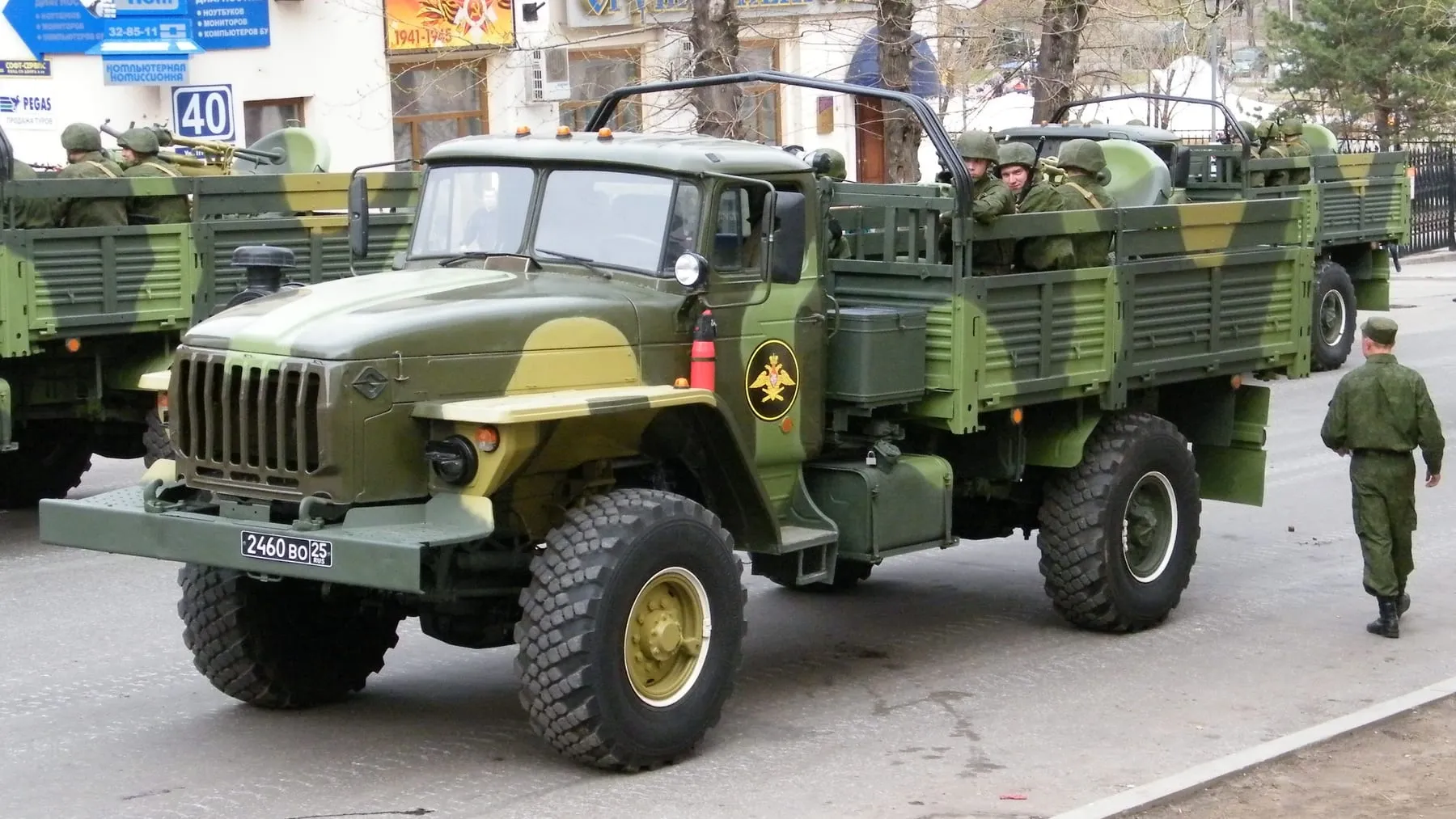Урал-43206 на военном параде: у двухосной машины видна непривычно длинная для «Урала» колёсная база