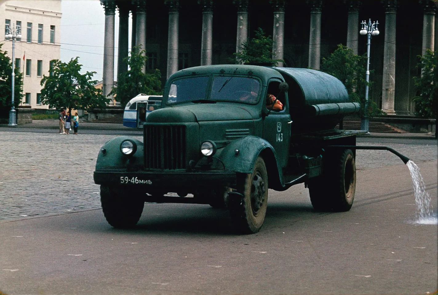 Поливомоечная машина на шасси ЗИЛ-164 на Октябрьской площади Минска, 1964 год