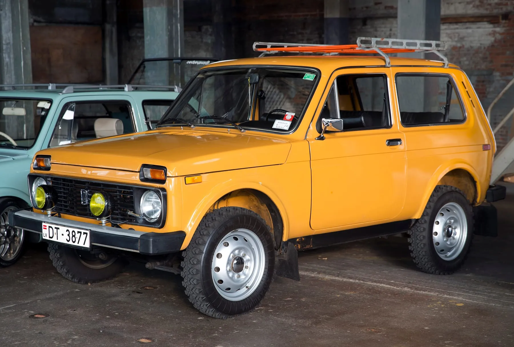 Lada Niva 1983 года в цвете «золотистая охра» на встрече владельцев в Бруклине