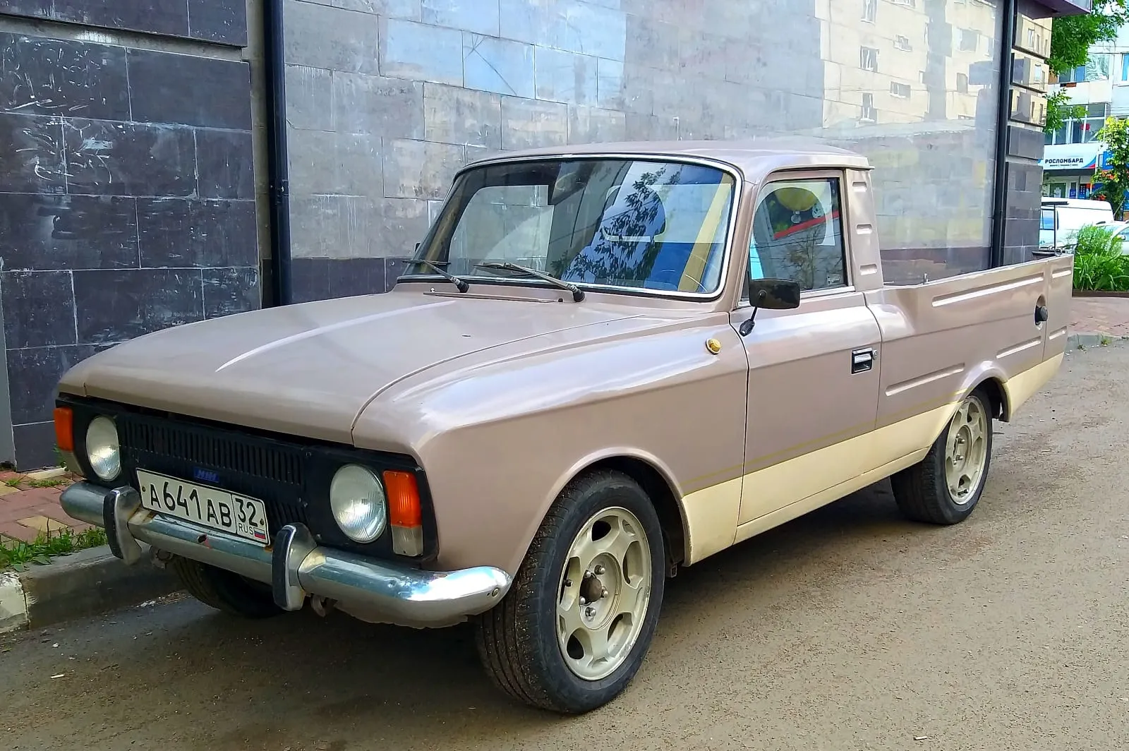 Иж-271516-013-01 выпуска 1993 года, вид спереди