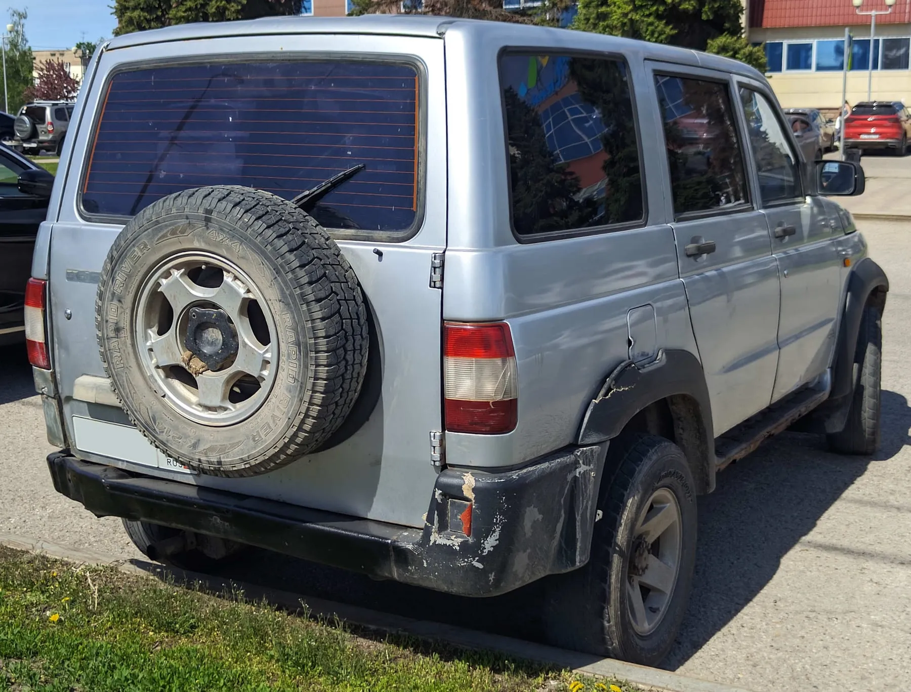 «Симбир» сзади: кузов длиннее, чем у УАЗ-3160, на 315 мм