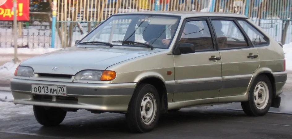 ВАЗ-2114 выпуска 2004 года, вид спереди