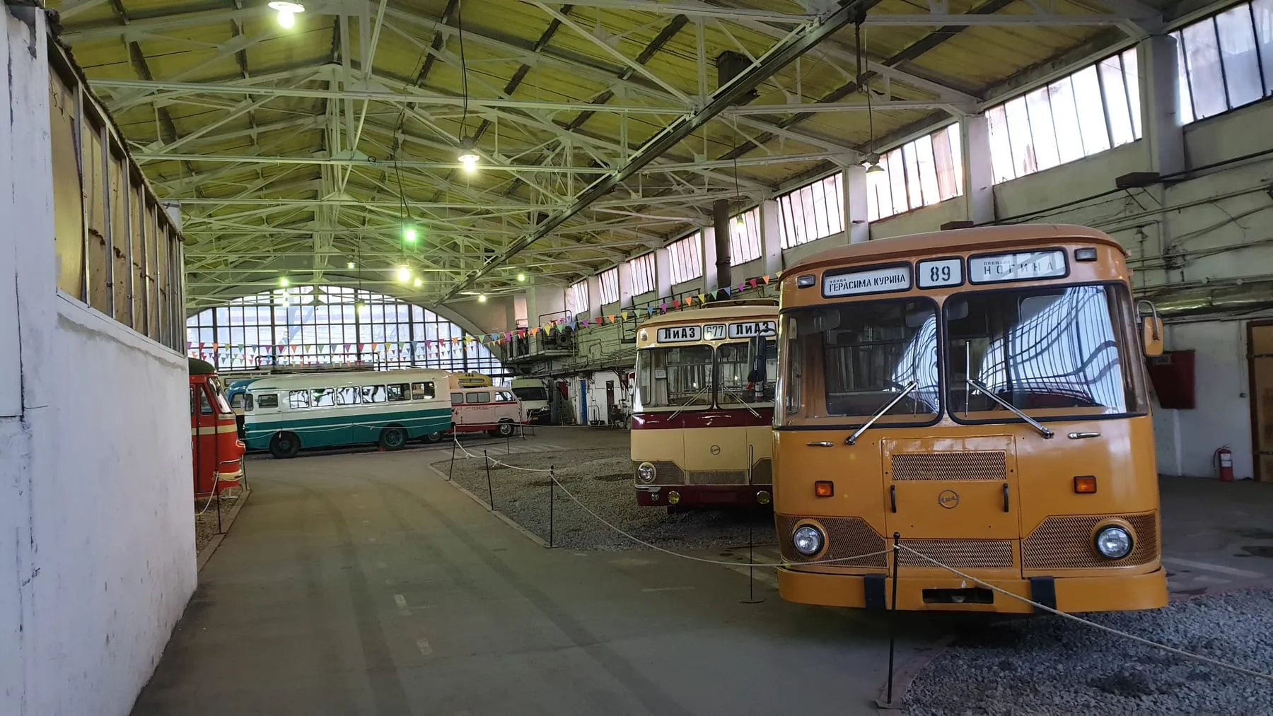 Два ЛиАЗ-677 в музее «Московский транспорт»