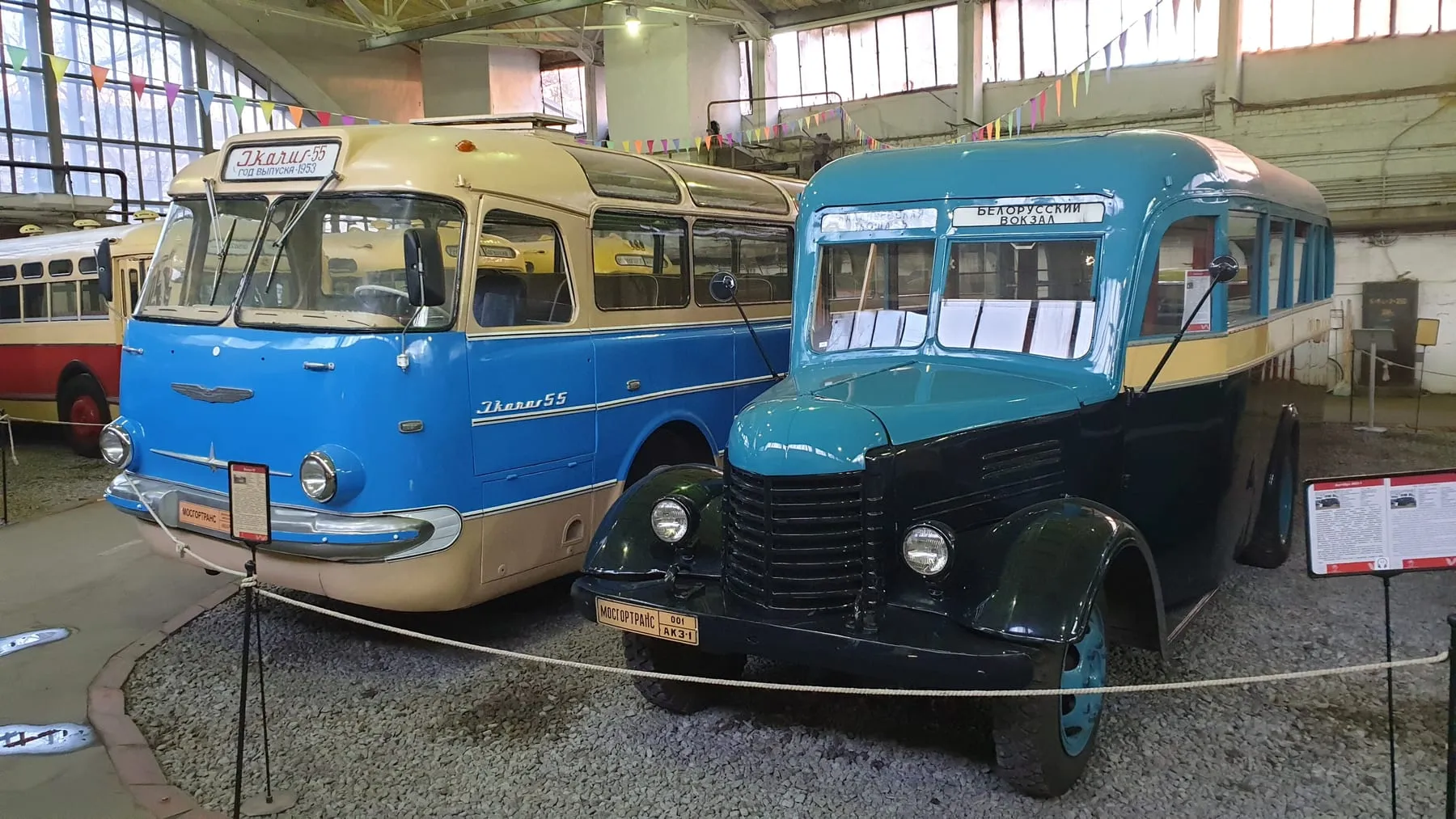 Ikarus 55 выпуска 1953 года в музее «Московский транспорт», рядом — советский автобус на шасси ГАЗ