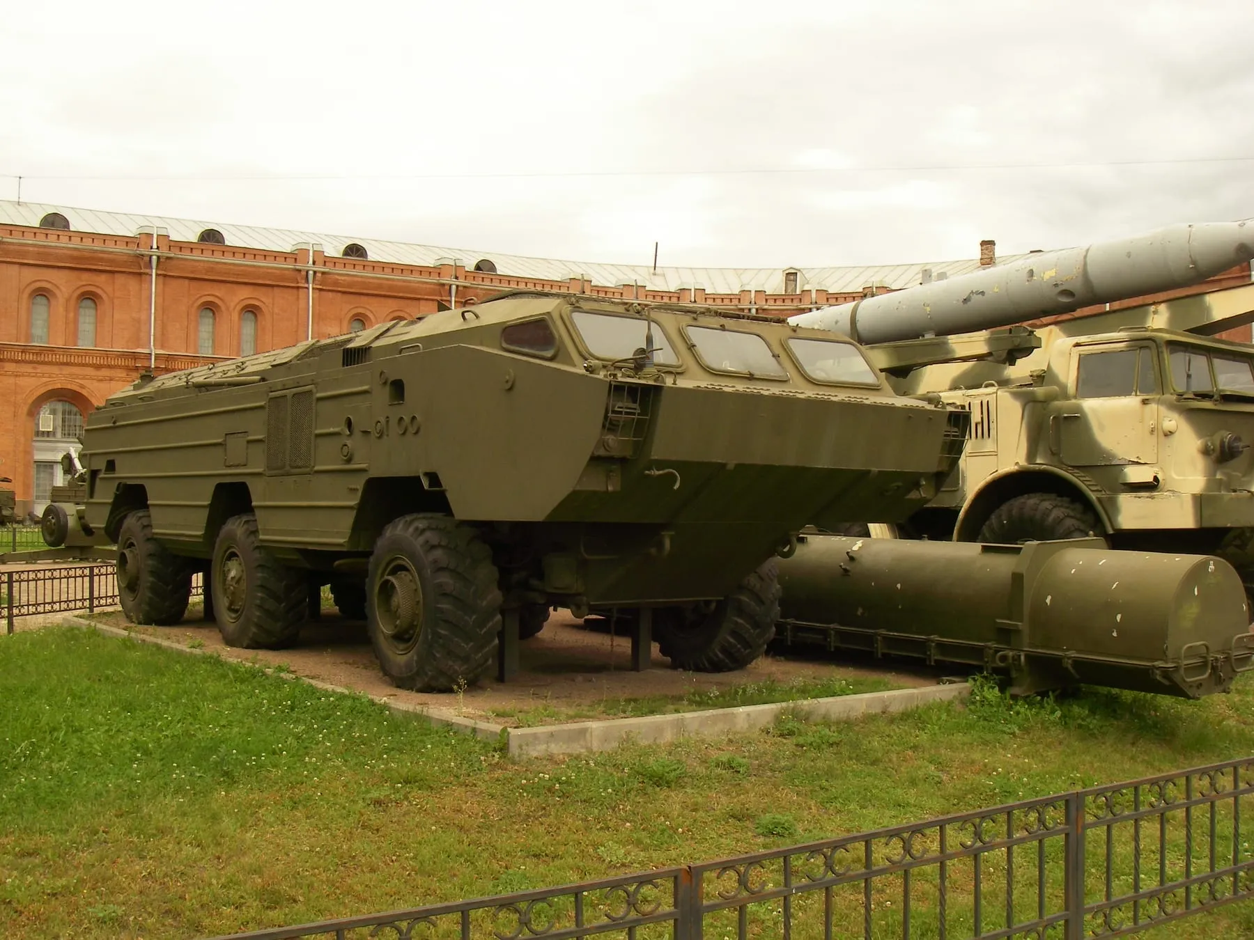 Пусковая установка 2П129 с ракетой 9М79 комплекса «Точка» на шасси БАЗ-5921