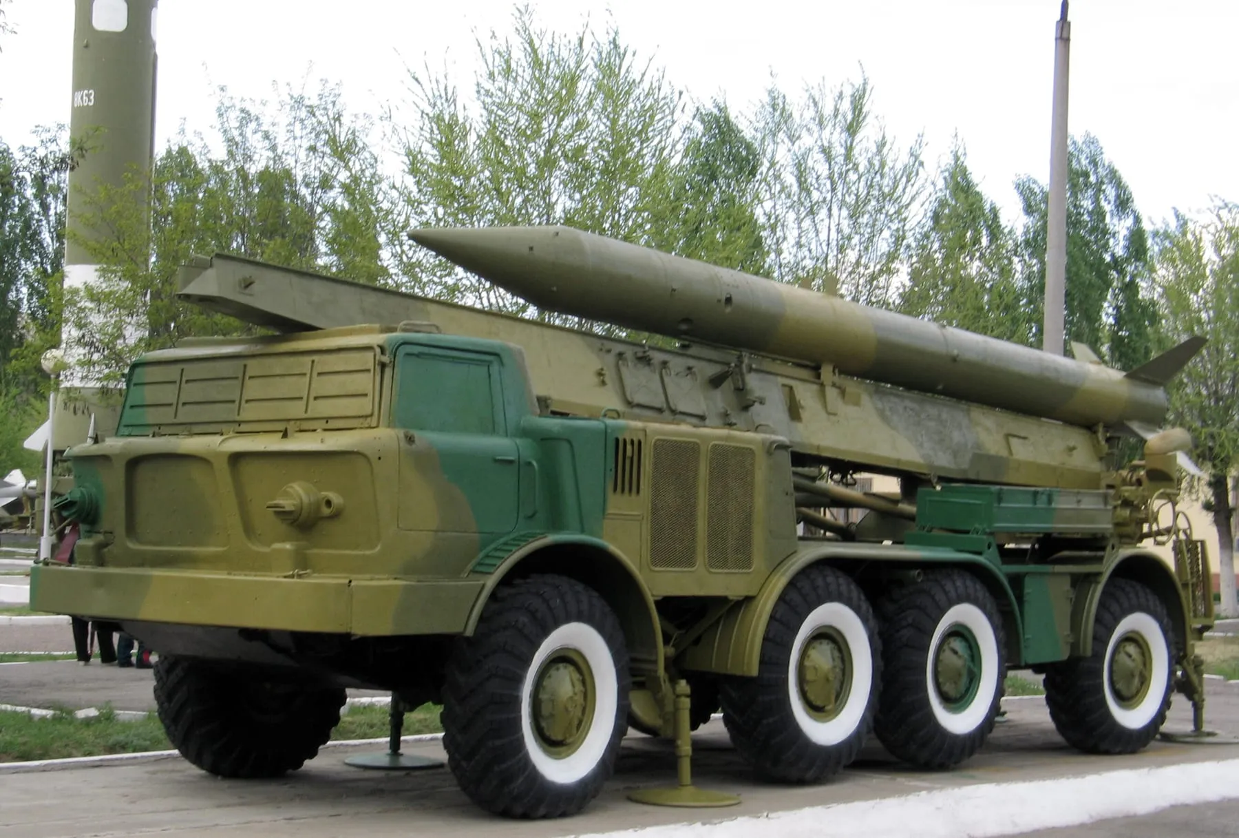 Пусковая установка 9П113 комплекса «Луна-М» на шасси семейства 135: видны сближенные средние оси