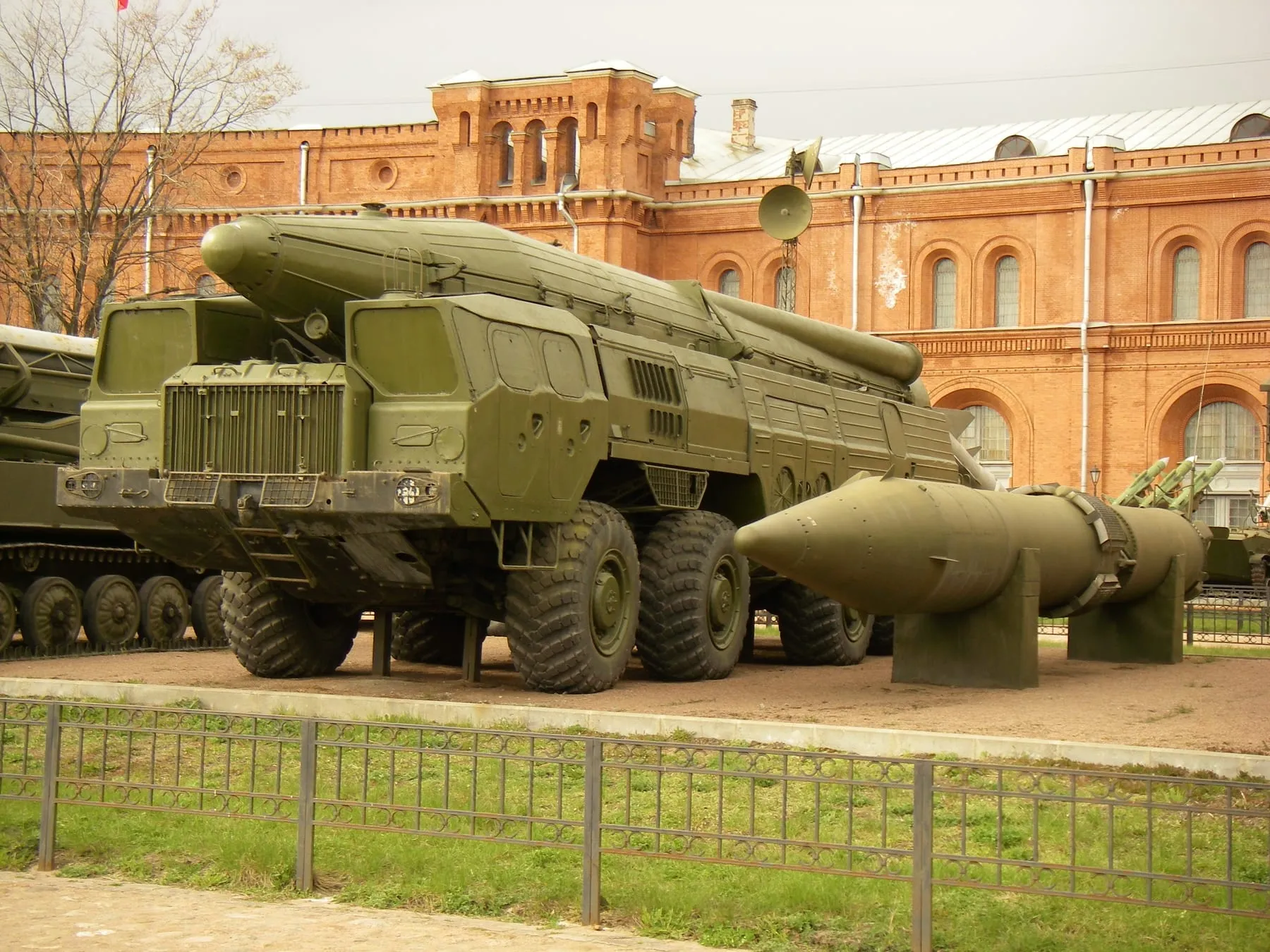 Пусковая установка 9П120 комплекса «Темп-С» в Артиллерийском музее Санкт-Петербурга