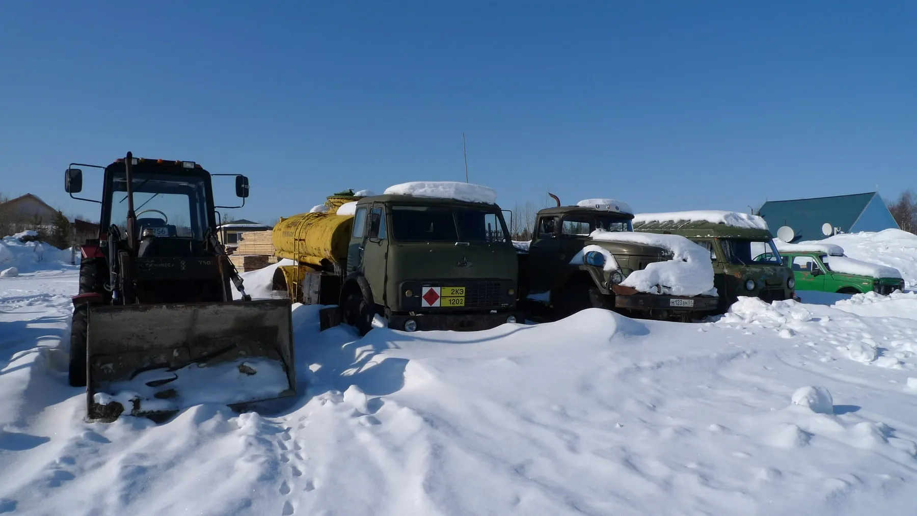 Техника в российской Карелии: МТЗ-82 рядом с УАЗ-452