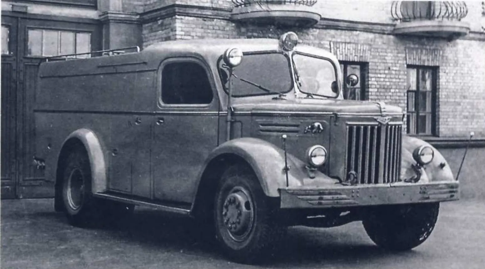 Серийная автоцистерна АЦ-45(М205)ЦА Торжокского завода — предшественница ЦГ-А, с оригинальными плавными контурами кабины и кузова