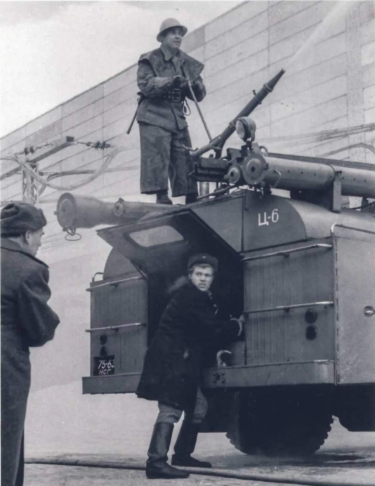 Расчёт АЦ-30(205)ЦГ-А готовит машину к боевому развёртыванию; на цистерне виден лафетный ствол