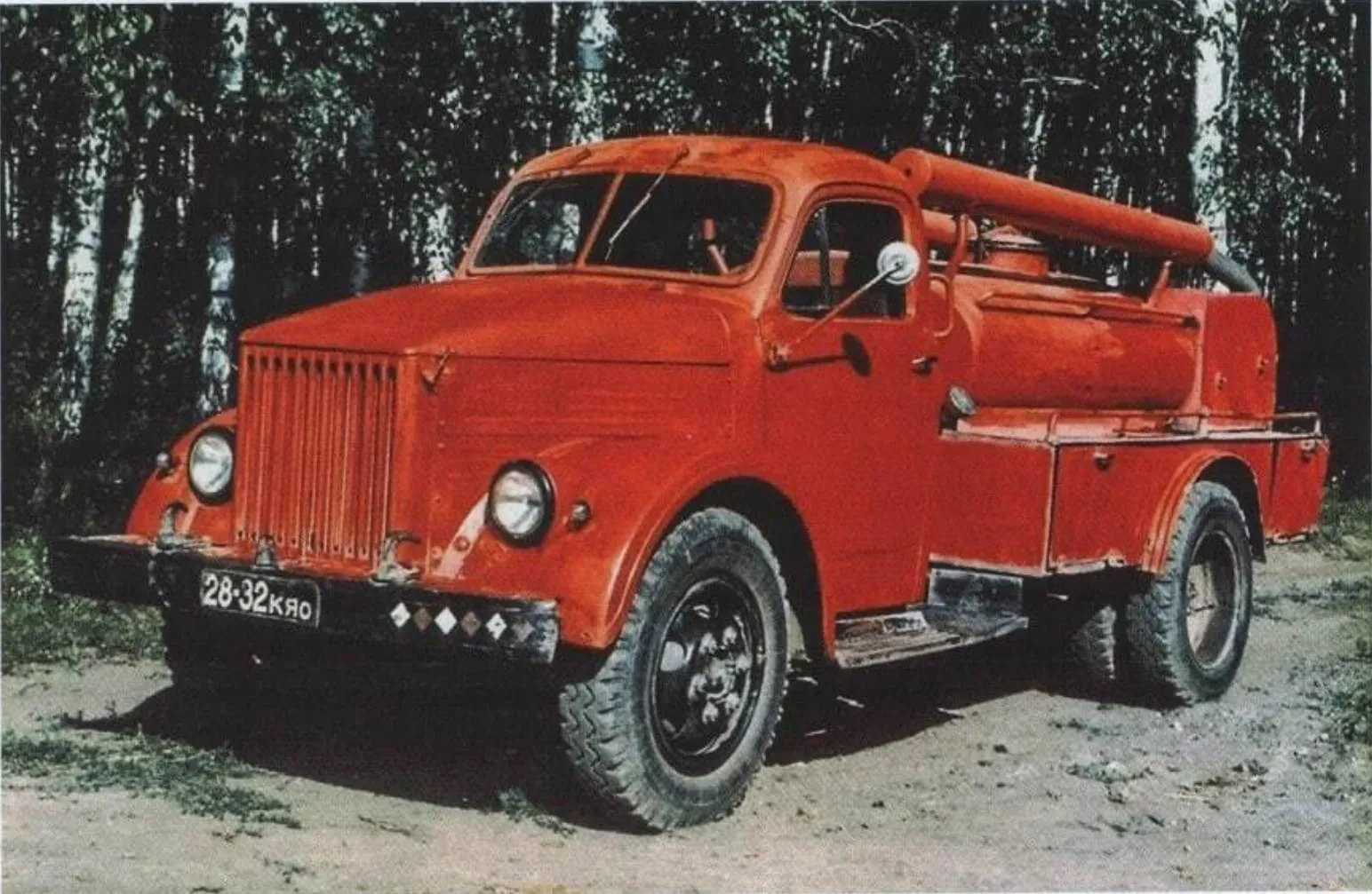 Упрощённая автоцистерна АЦУ-20(51А)-60 на шасси ГАЗ-51А — по словам журнала, первый советский специальный сельский пожарный автомобиль; Варгашинский завод строил её с 1959 по 1973 год