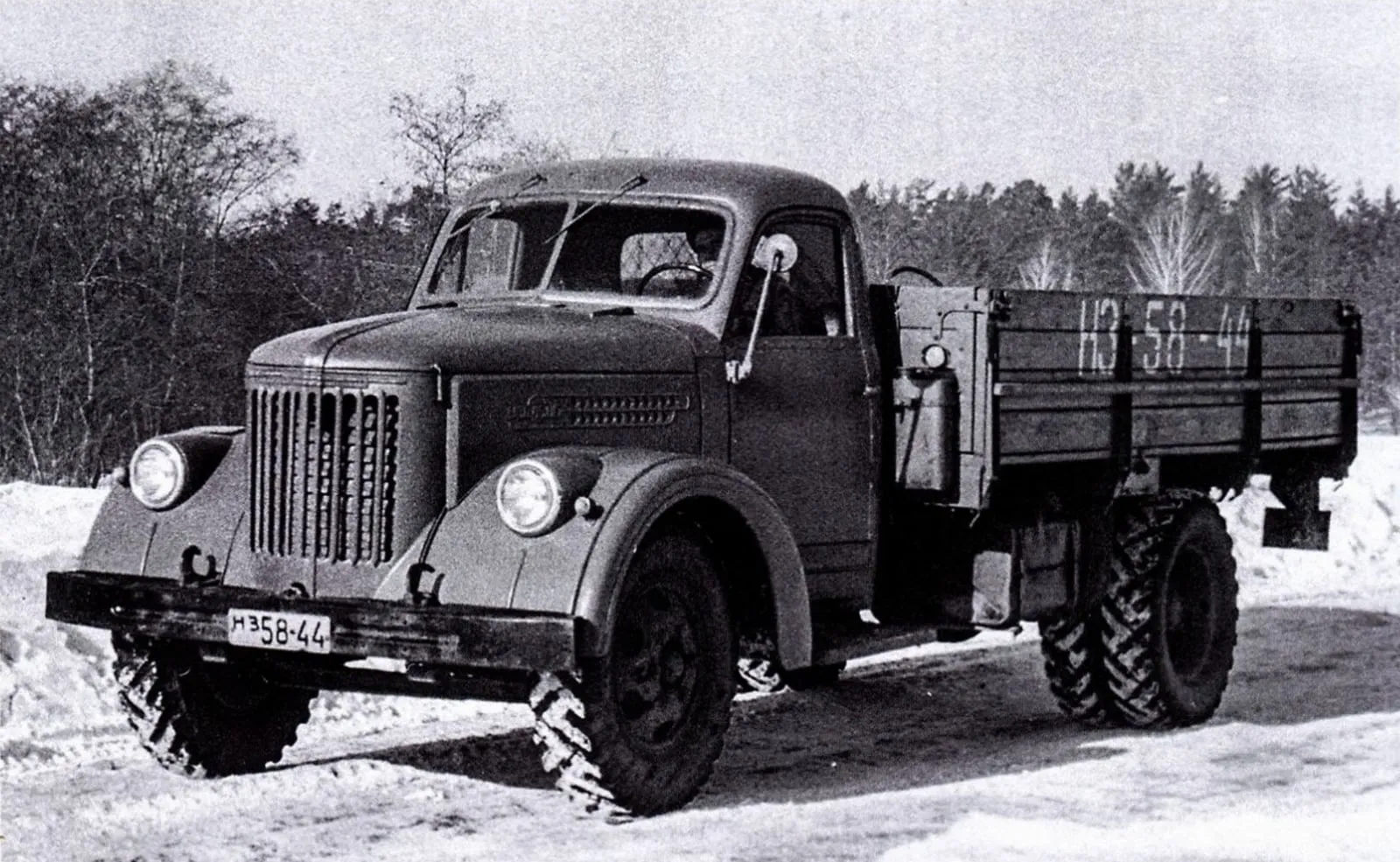 Опытный образец УралЗИС-355М, 1956 год, — базовый грузовик цистерны АЦПТ-2,2-355М