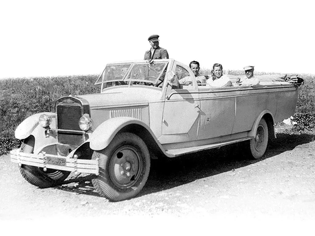 Открытый кузов на шасси АМО-4 — такие делали для курортов, 1933 год