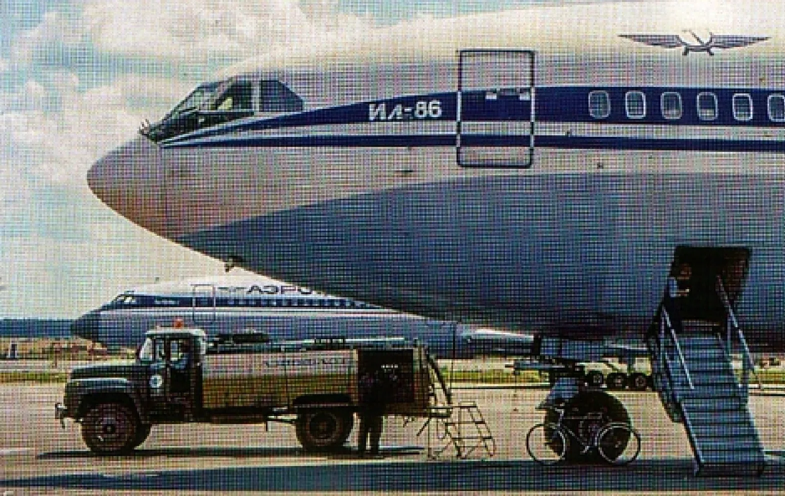 АС-161 обслуживает туалетные отсеки лайнера Ил-86