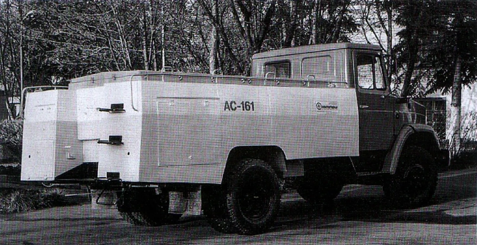 Ассенизационный автомобиль АС-161 на шасси ЗИЛ-433362, которое в 1990-е годы заменило ЗИЛ-130