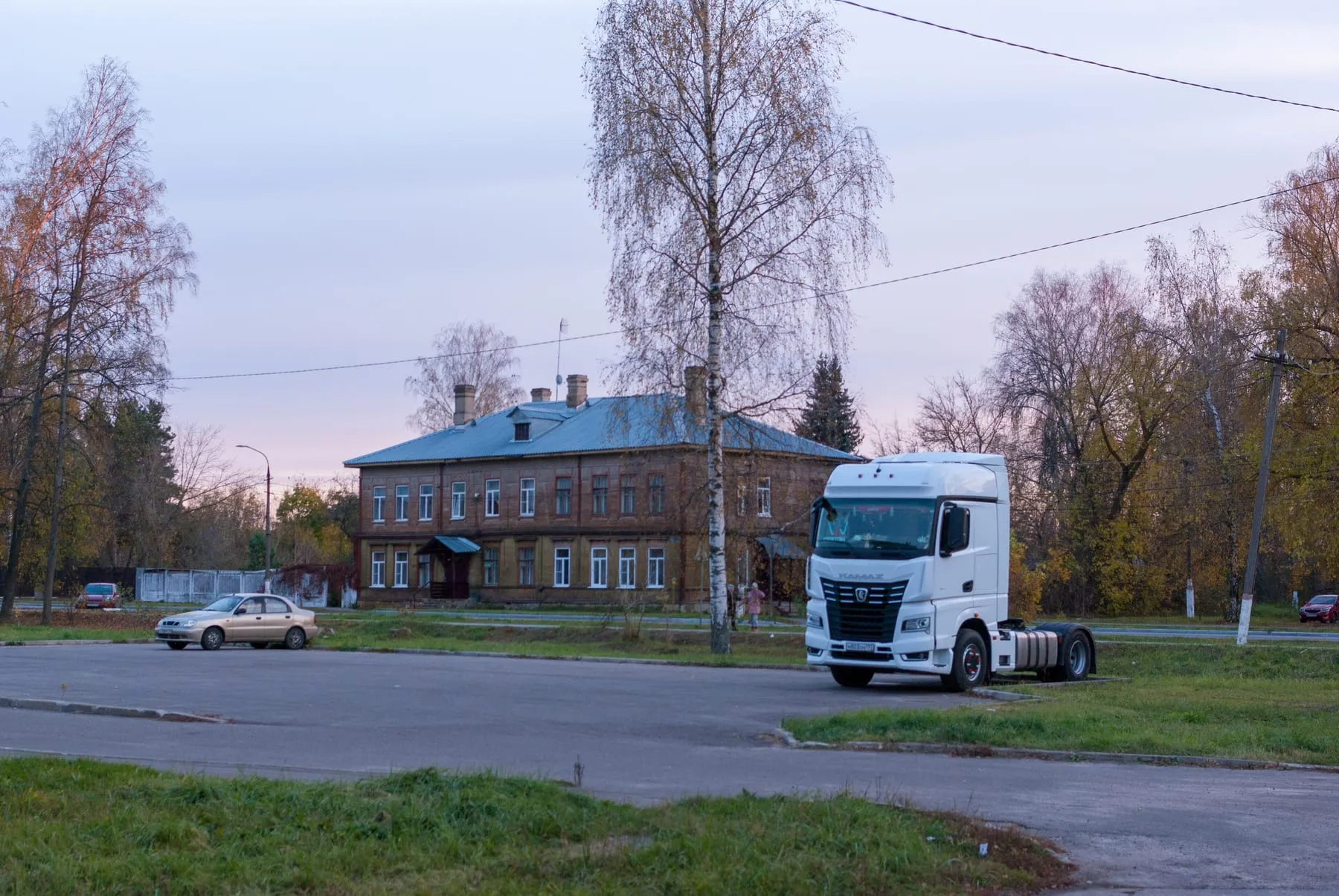 КамАЗ-54901 на улице Фридриха Энгельса в Рошале, 2024 год