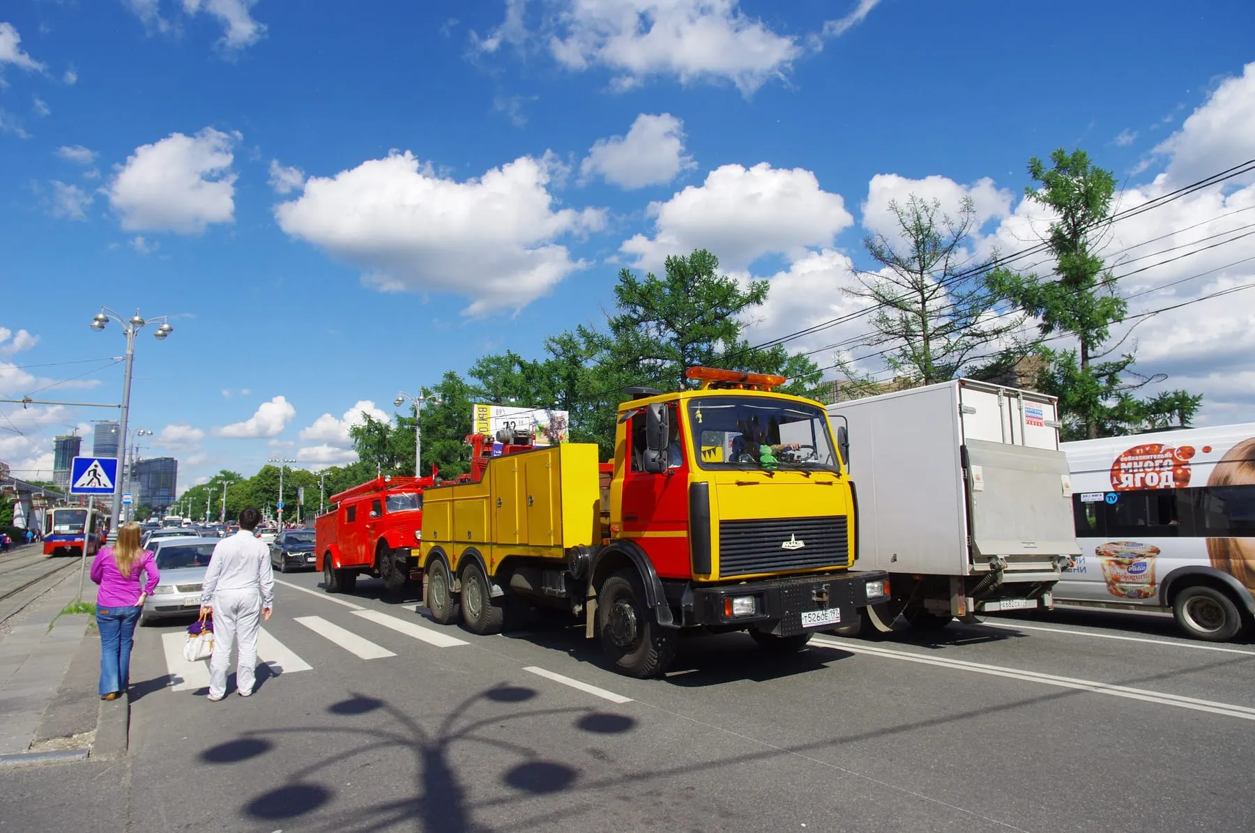 МАЗ-6303 в Москве: три оси, из них две ведущие, и кабина третьего поколения