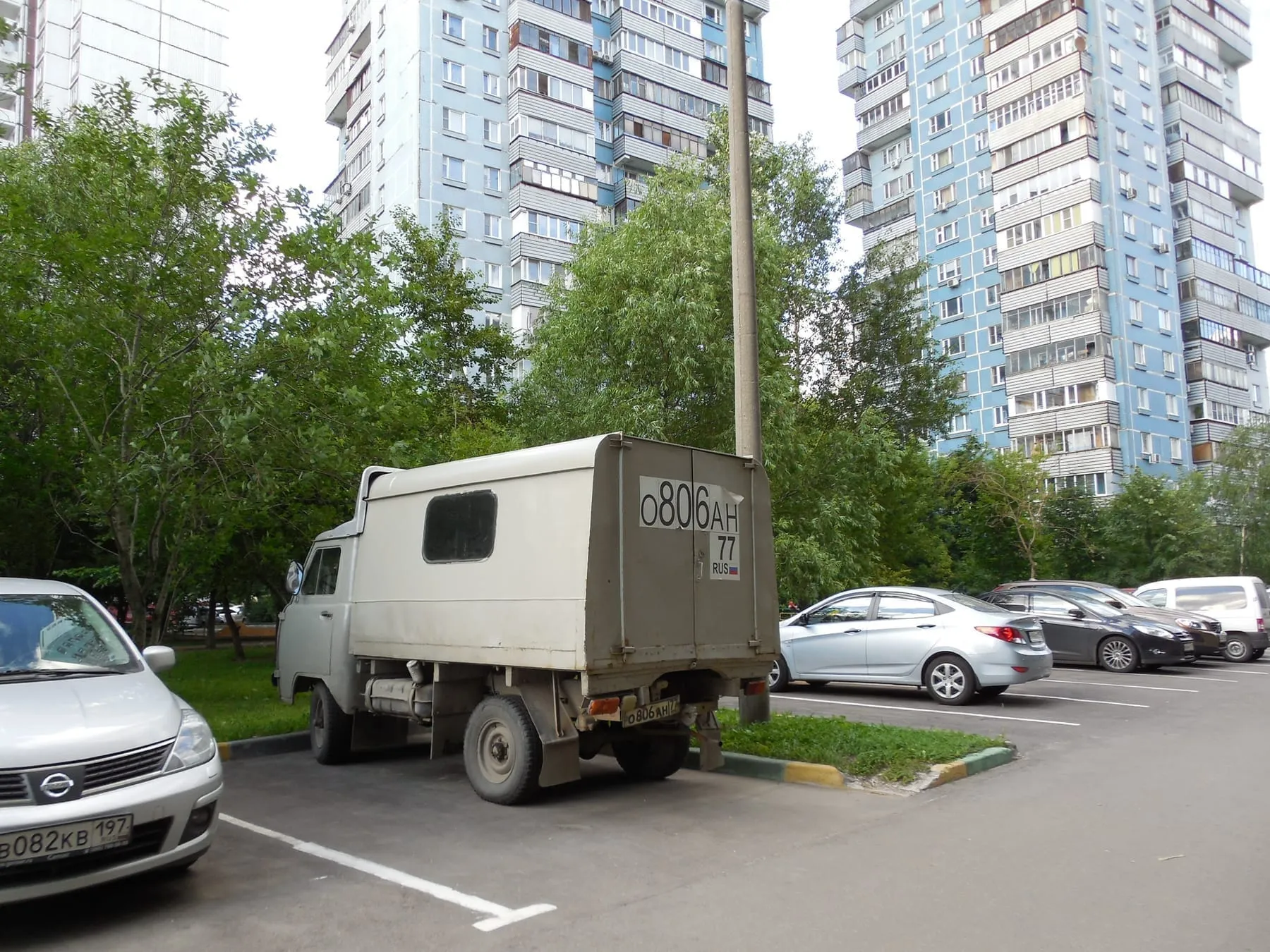 УАЗ-3303 на улице Яблочкова в Москве, 2014 год