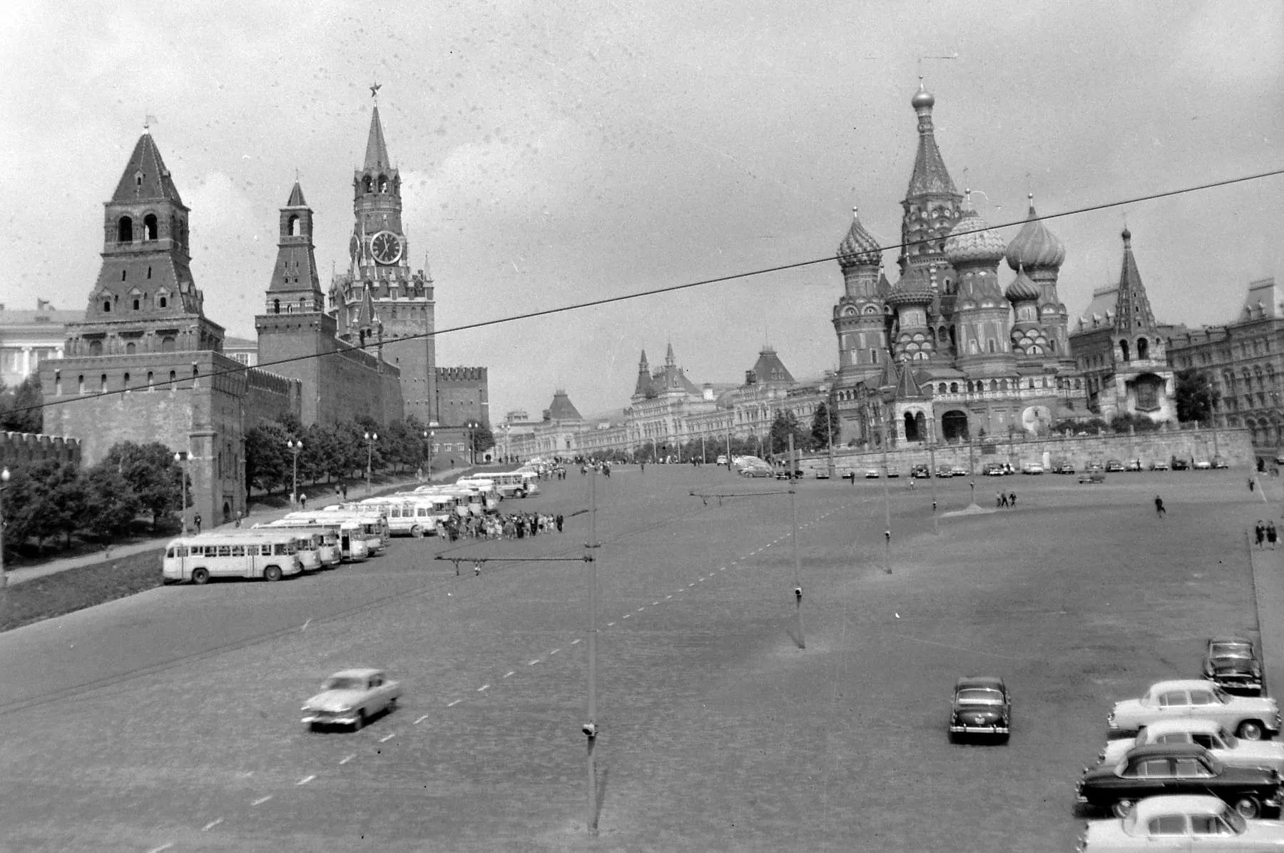 ЗИЛ-158 на улице Москвы: слева Кремль, на заднем плане ГУМ