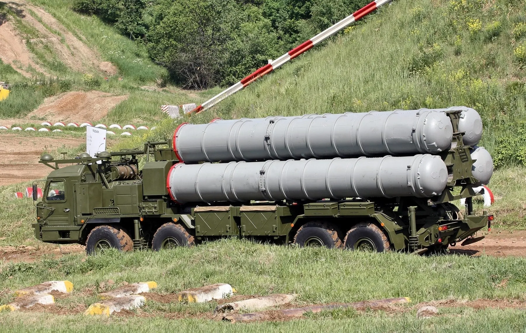 Пусковая установка 5П90С системы С-400 на шасси БАЗ-6909-022 в развёрнутом положении