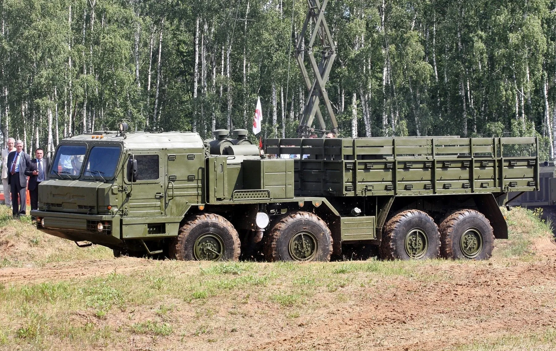 БАЗ-69092-021 — трёхосный тягач для дизель-электростанции 5И57А и преобразователя 63Т6А комплекса С-400