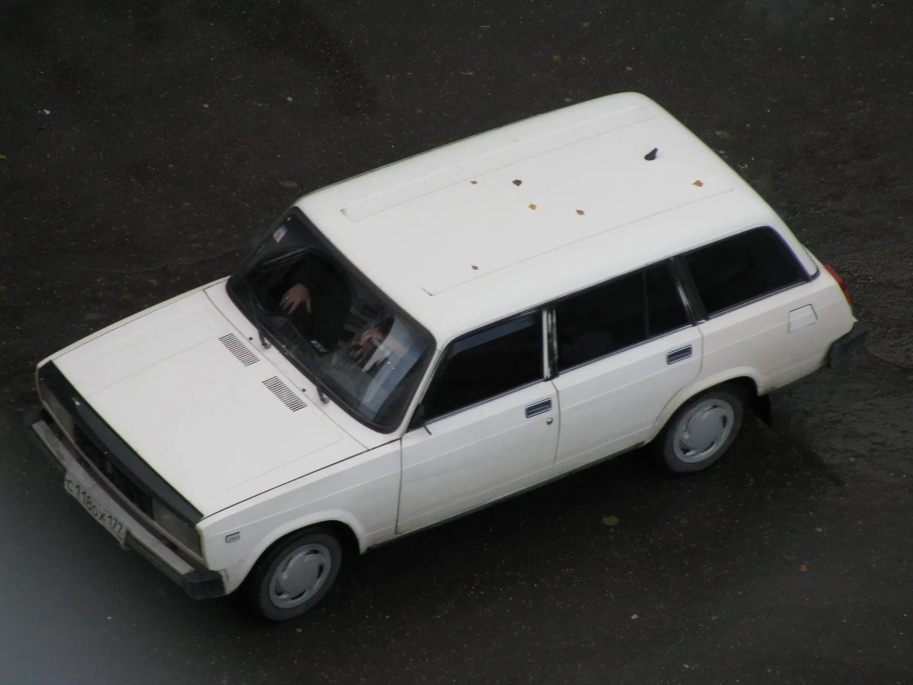 Белая Lada 2104 на московской улице