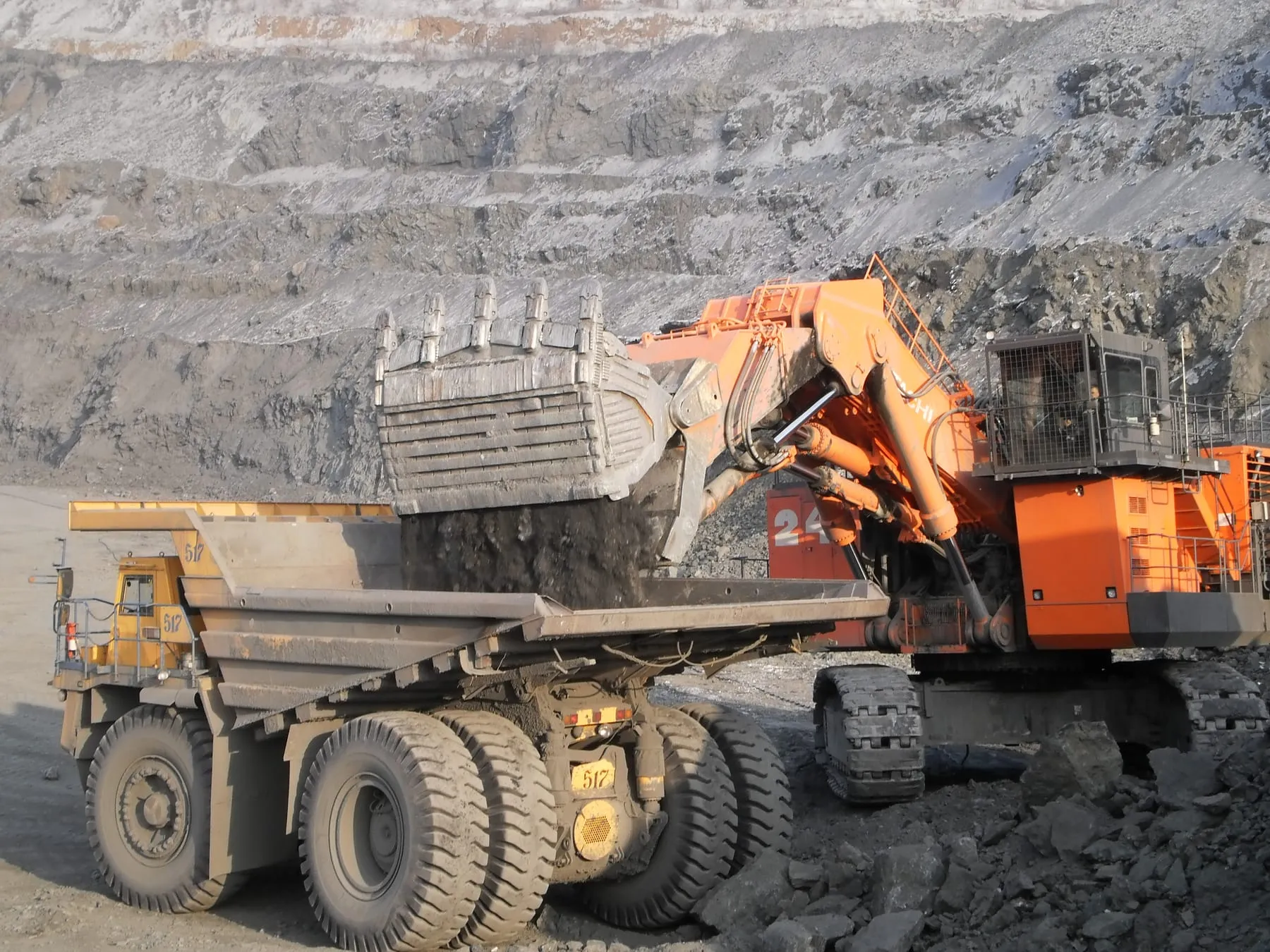 Погрузка: экскаватор Hitachi ссыпает породу в кузов самосвала семейства 7513