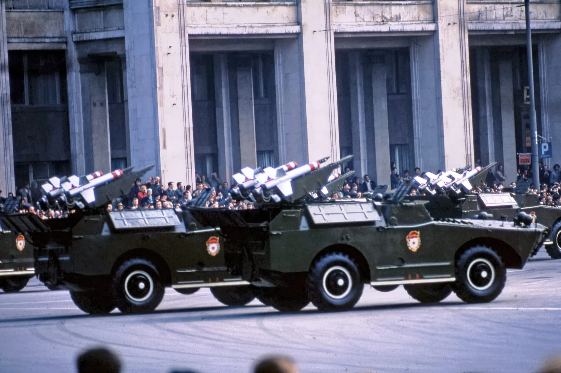 БРДМ-1 с пусковыми установками противотанковых ракет на параде в Москве, 1964 год