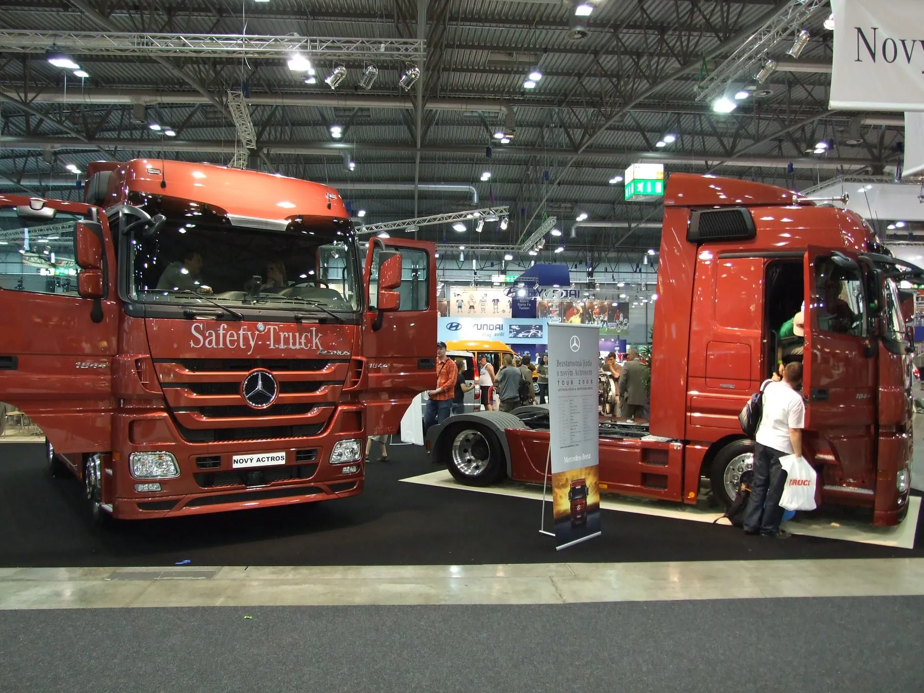 Mercedes-Benz Actros и Axor на выставке Autotec в Брно, 2008 год