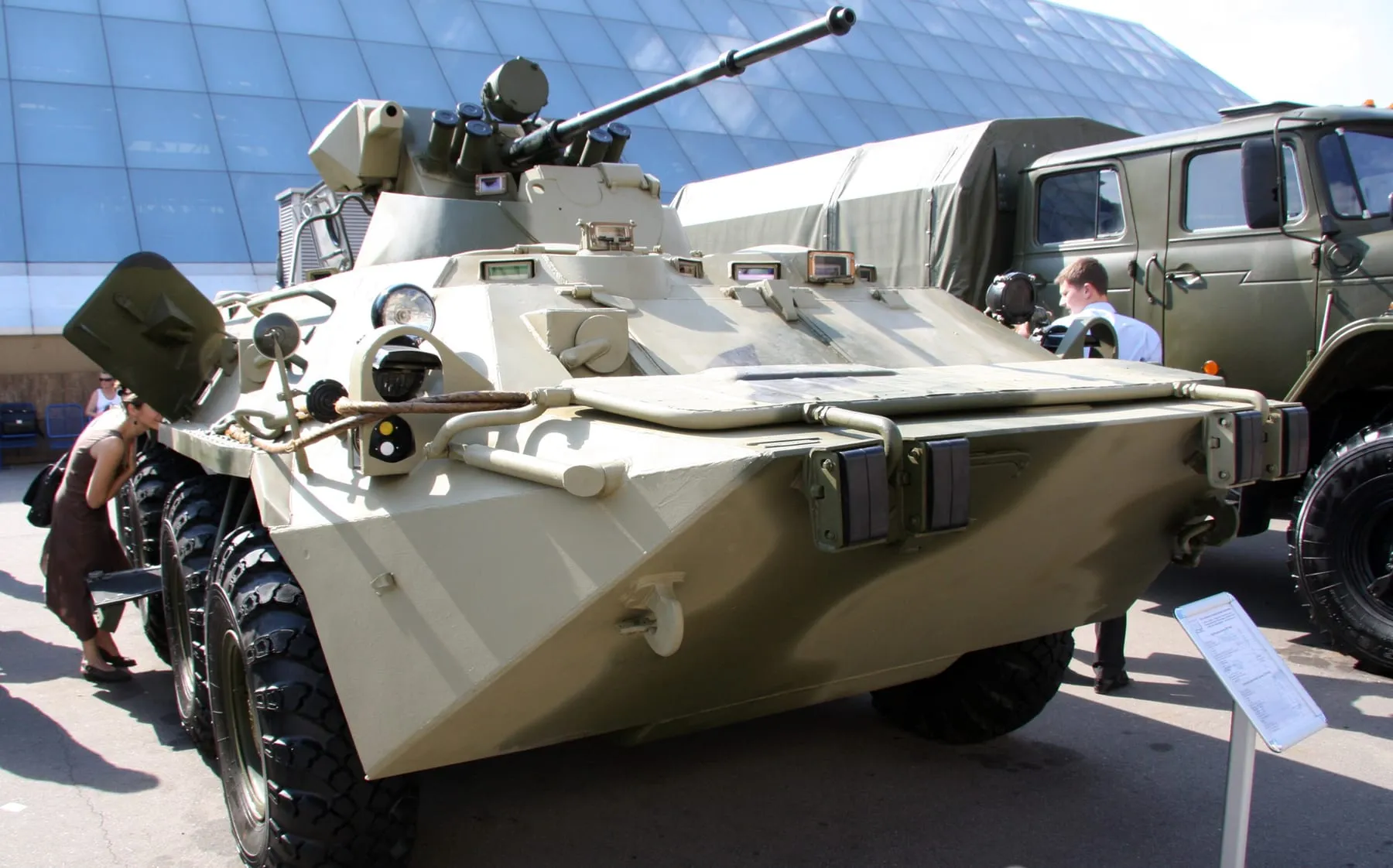 БТР-80А с 30-мм пушкой 2А72 на выставке IDELF-2008