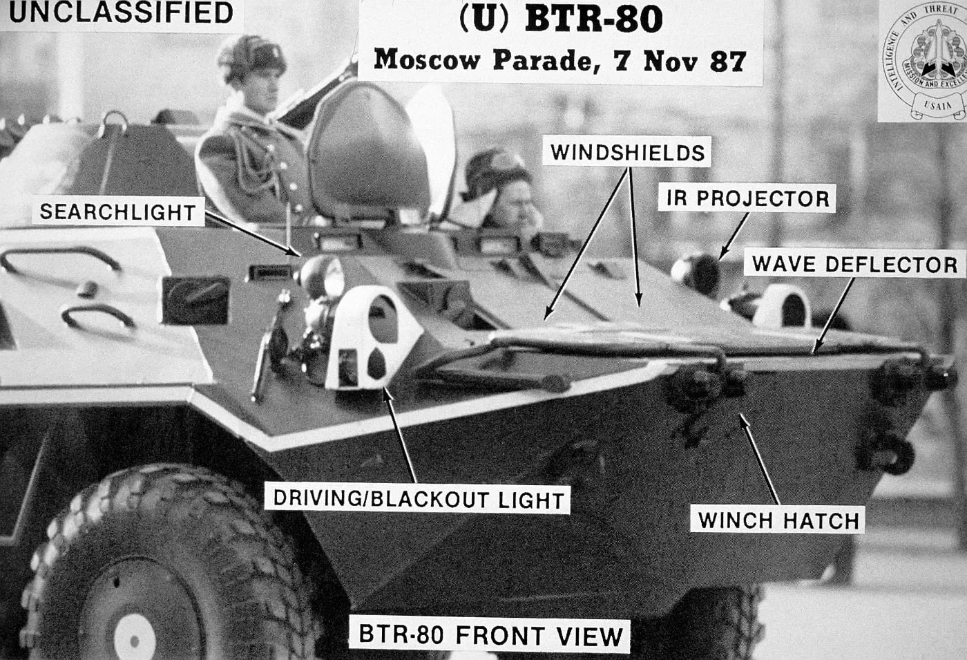 БТР-80 на параде в Москве 7 ноября 1987 года: снимок американской военной разведки, подписи на английском сделаны на самом снимке