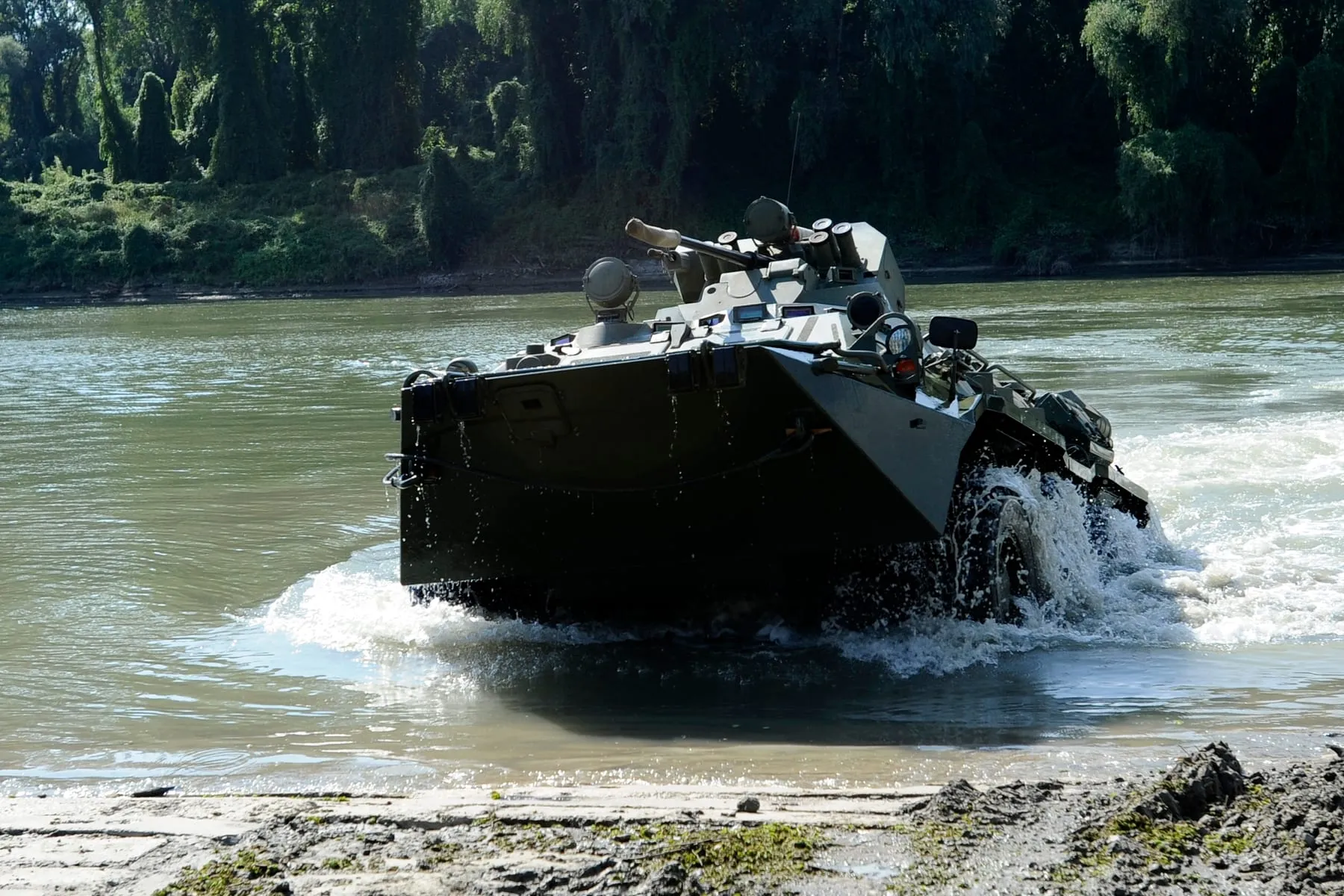 БТР-80 венгерской армии выходит из воды на учениях, 2011 год