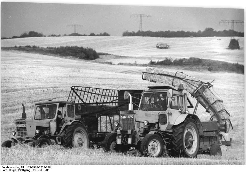 Уборка соломы в кооперативе Гросботен, ГДР, 1986 год