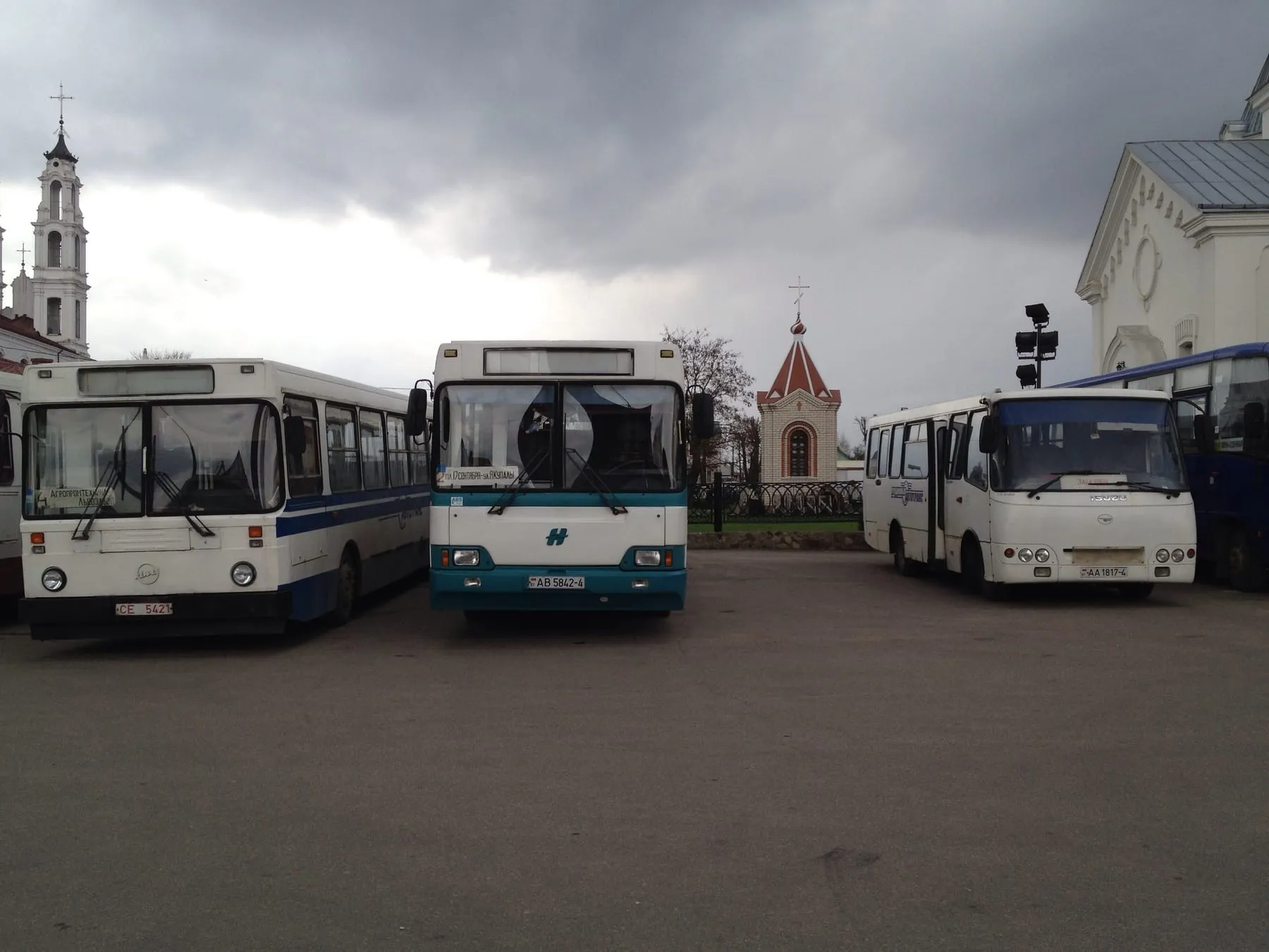ЛиАЗ-5256 среди автобусов на стоянке в Белоруссии, 2012 год