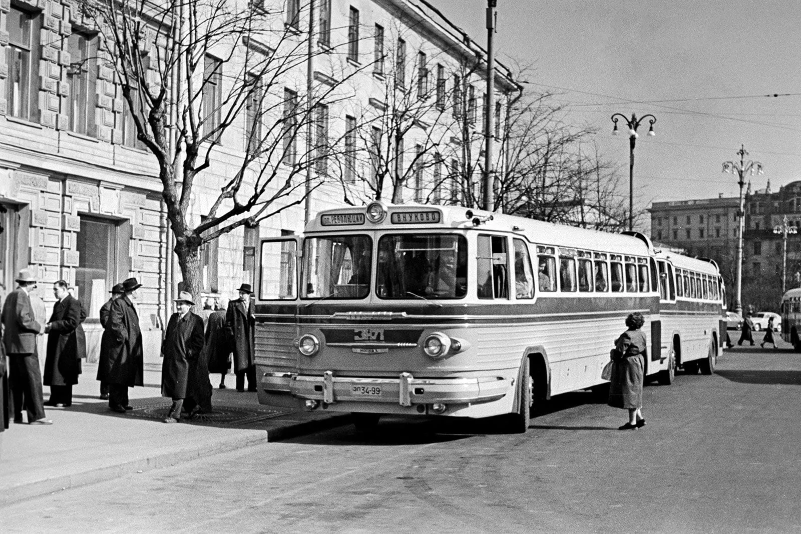 ЗИС-127, уже с символикой ЗИЛ, на площади Революции в Москве, 1950-е годы